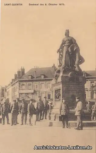 Saint-Quentin Soldaten vor dem Denkmal des 8. Oktober 18