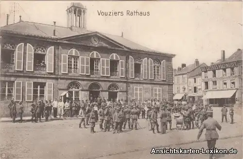 Ansichtskarte Vouziers Soldaten vor dem Rathaus (Erster 