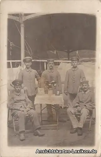 Soldaten am Tisch - mittig Familienfotos - Orginalfoto A