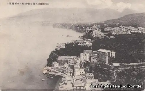 Sorrent (Kampanien) Blick auf die Stadt mit Hafen