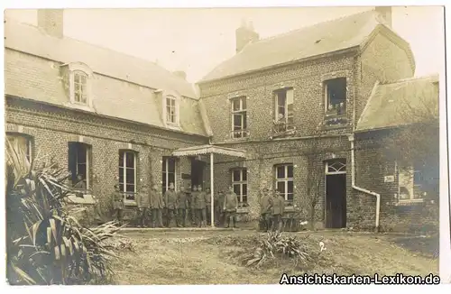 Elstertrebnitz-Greitschütz Soldaten vor Haus