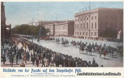 Berlin Rückkehr von der Parade auf dem Tempelhofer Feld