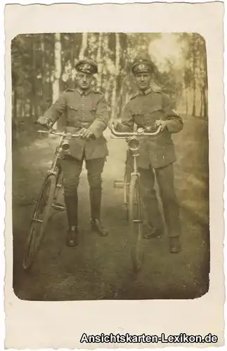 Soldaten mit Fahrrädern