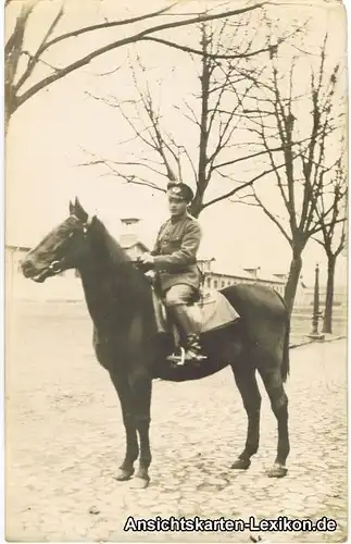 Soldat auf Pferd vor Kaserne