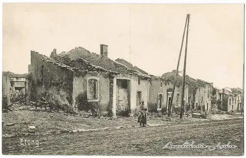  Etong - Soldat vor zerstörten Wohnhäusern