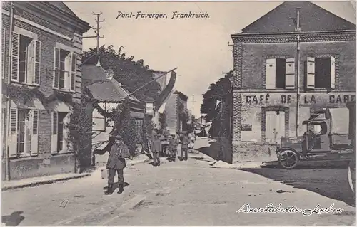Pontfaverger-Moronvilliers Straße und Cafe mit Soldaten