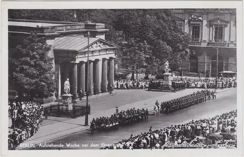 Mitte-Berlin Aufziehen der Wache vor dem Ehrenmal