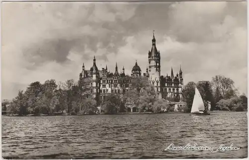 Schwerin Schloß Segelboot Ansichtskarte 1957