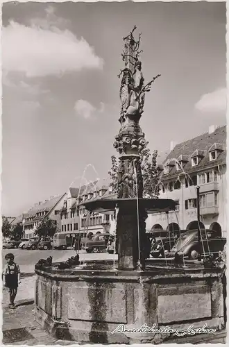 Freudenstadt Marktplatz mit Brunnen und Autos