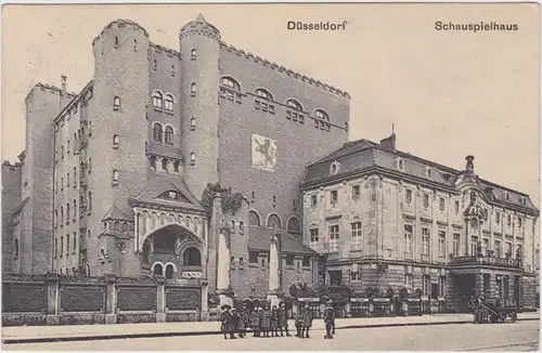 Düsseldorf Kindergruppe vor dem Schauspielhaus