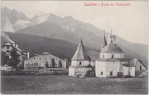 Innichen Partie an der Grabkapelle mit Gehöft