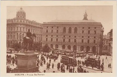 Genua Platz mit Bussen und Straßenbahn