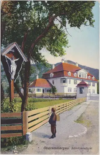 Oberammergau Schnitzerschule, Kind vor Kreuz