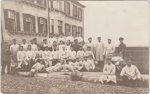  Soldaten Gruppenbild vor Lazarett