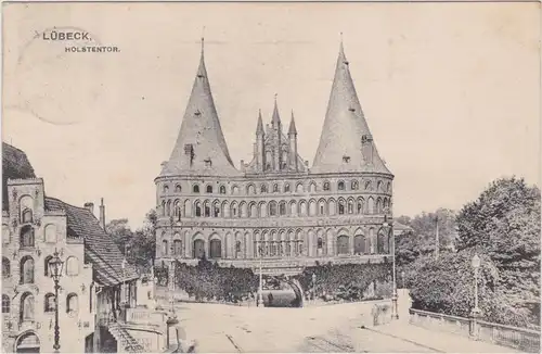 Lübeck Holstentor, Straßenpartie