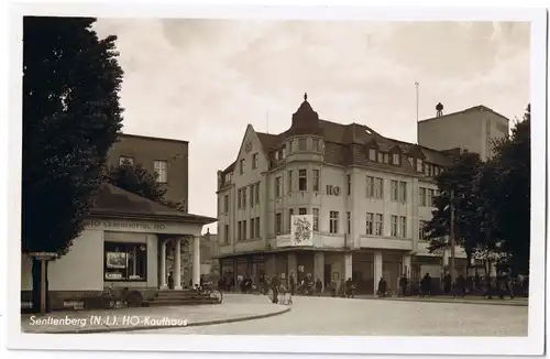 Senftenberg (Niederlausitz) Bahnhofstraße mit HO-Kaufhaus  "Friedensbewegung"