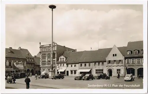 Senftenberg (Niederlausitz) Platz der Freundschaft  (Foto AK) "Popaganda -Fiedensbewegung&am