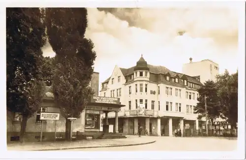 Senftenberg (Niederlausitz) Bahnhofstraße mit HO-Kaufhaus "Friedensbewegung"
