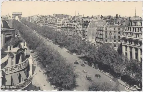 Paris Avenue des Champs-Elysées