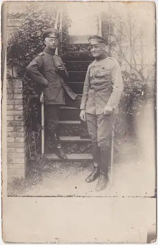  Zwei Soldaten vor Haus (höherer Dienstgrad) 1917