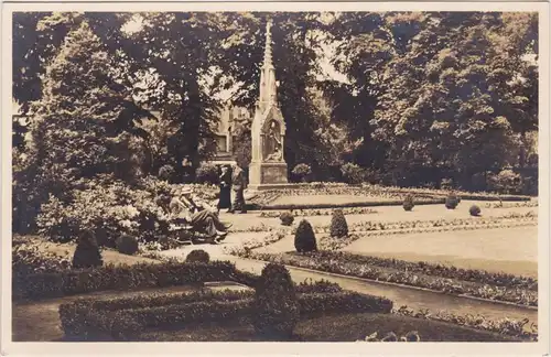 Neumünster Renkpark und Kriegerdenkmal Ansichtskarte 1942