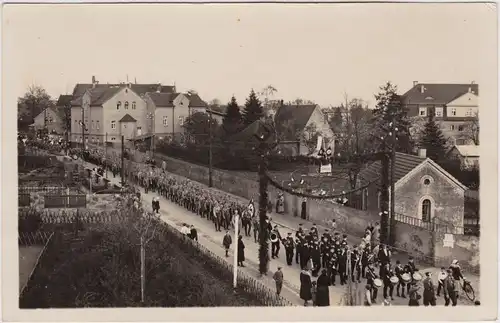 Parade mit Soldaten durch Ortschaft Privatfoto Ansichtskarte WK2 2. Weltkrieg  1940