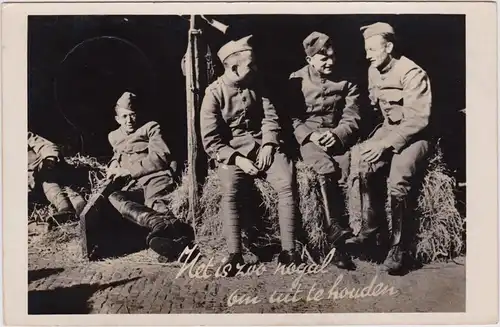  Soldaten beim Schwätzchen "Net is zoo nogal om uit te houden." 1923