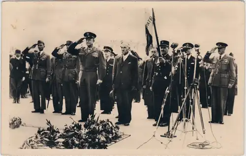 Paris General Eisenhower am Grab des unbekannten Soldaten