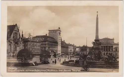 Leipzig Augustusplatz mit Mendebrunnen, Hochhaus und Neuem Theater