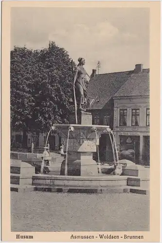 Husum Asmussen-Woldsen-Denkmal/Tine-Brunnen auf dem Marktplatz 1923