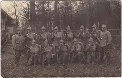  Gruppenbild: Soldaten mit Pickelhaben - Gewehren und Tarnistern 1917