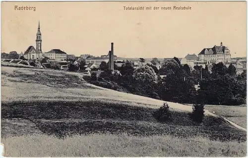 Radeberg Totalansicht mit der neuen Realschule 1918