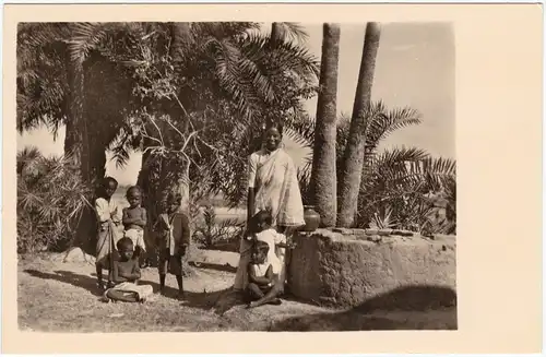  Frau und Kinder am Brunnen  - Südindien 1930