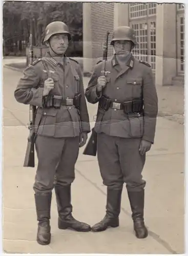 Soldaten Wehrmacht in voller Montur WK2 Zweiter Weltkrieg Wehrmacht Privatfotokarte 1940