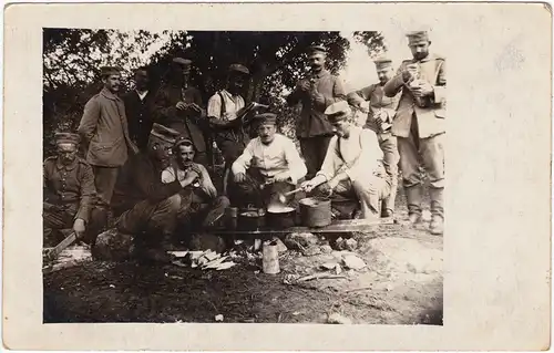Privatfoto Ansichtskarte Militaria WK1  Soldatenleben: Kochen im Felde 1915