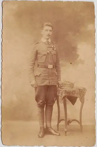 Militaria Privatfotokarte  Soldatenportrait neben kleinen Tisch 1918