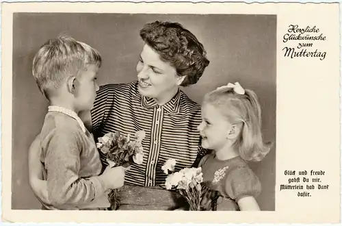  Glückwunsch Muttertag - Kinder schenken Blumen 1958