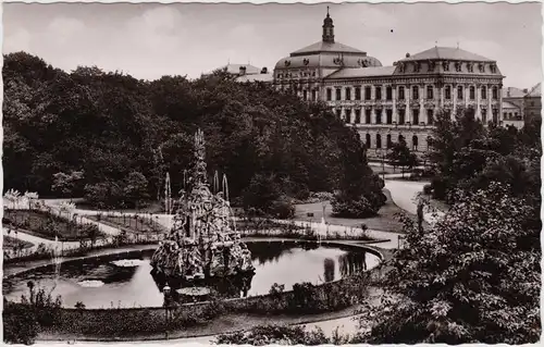 Foto Ansichtskarte Erlangen Schlossgarten Hugenottenbrunnen Kollegienhaus 1958