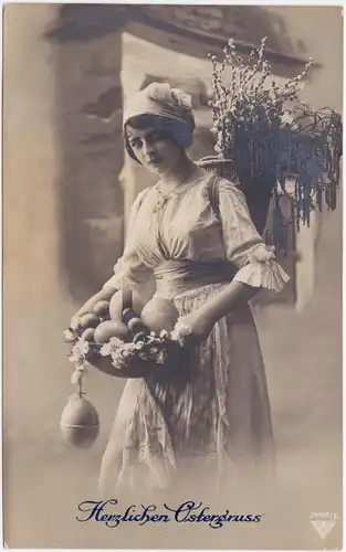 Glückwunsch:  Herzlichen Ostergruss - Frau mit Korb voller Eier 