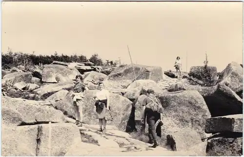 Krummhübel Karpacz Wanderer auf Felshaufen 1955 Privatfoto 