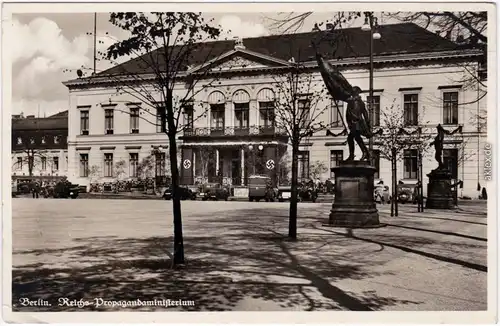 Mitte-Berlin LKW und Soldaten vor dem Reichspropagandaministerium (Mauerstraße) 1938 