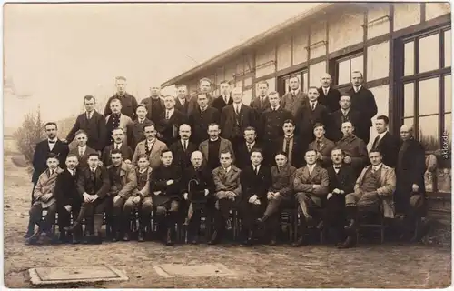 Geisenheim Gruppenfoto vor Baracke Privatfoto Ansichtskarte 1918