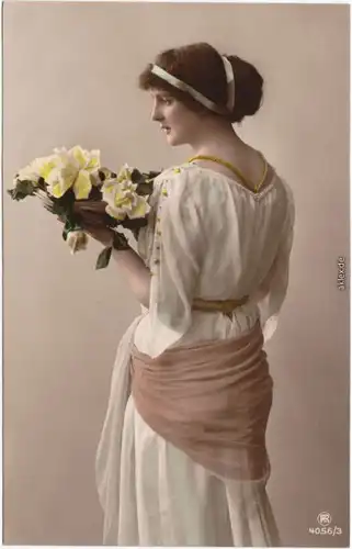 Erotika: Junge Frau im Gewnd mit Blumengesteck 1913
