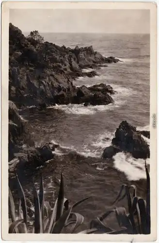 Saint-Raphaël Le Trayas- Les rochers rouges dans la mer bleue- Cote D'Azur 1960