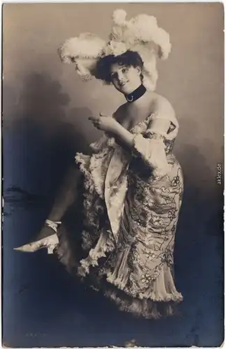 Frau im Rüschenkostüm - Erotik Foto Ansichtskarte Erotika 1912