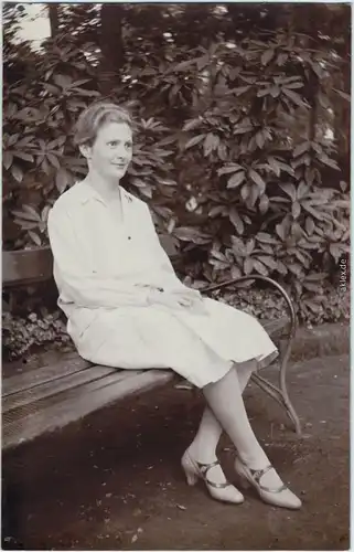 Foto Ansichtskarte Dresden Drježdźany Frau auf Bank im Großen Garten 1927