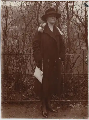 Dresden Drježdźany Frau im Großen Garten  Fotokarte 1926