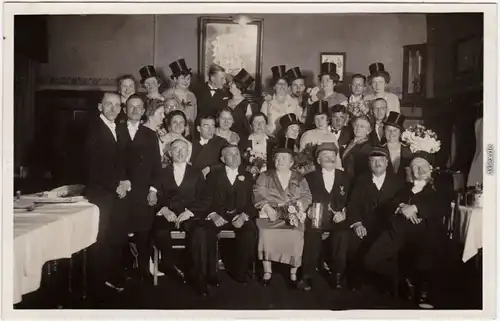 Hochzeitsgeselschaft nach Mitternacht Privatfotokarte 1929