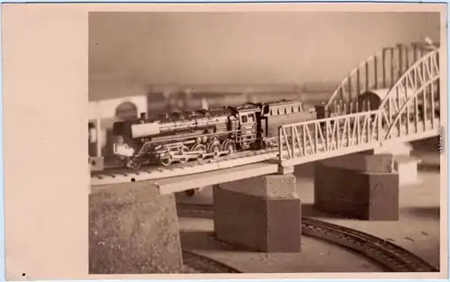 Modeleisenbahn Zug fährt über Brücke Privatfoto Ansichtskarte c1950