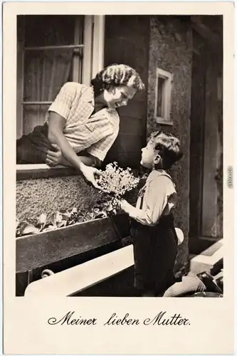 Junge schenkt Mutter Blumen - Muttertag Ansichtskarte  1942